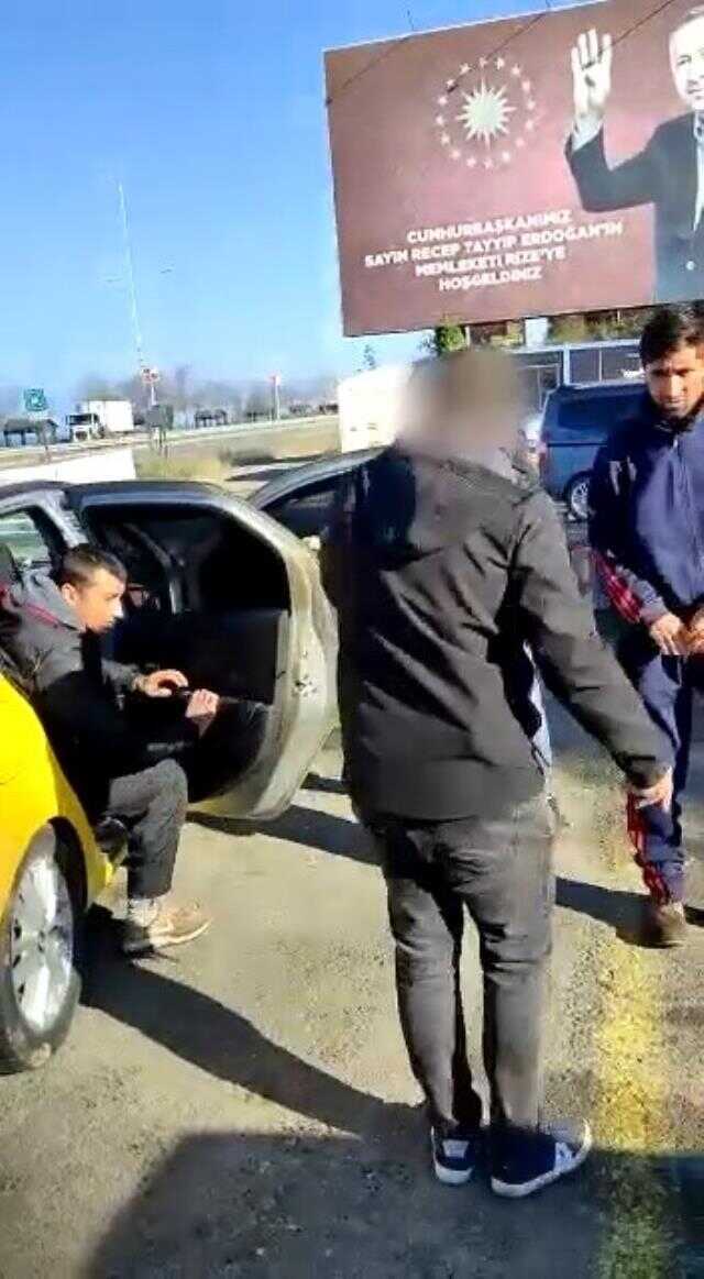 Ticari taksiye kaçak göçmen operasyonu: Bagajı açan polisler şaşkına döndü