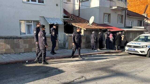 3 ÇOCUĞUNUN ANNESİ EŞİNİ BIÇAKLAYARAK ÖLDÜRDÜ