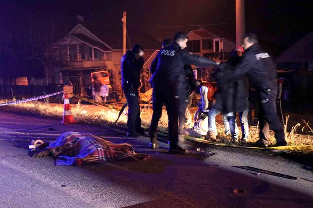 Motosiklet ikiye bölündü, hafif ticari araç takla attı: 1 ölü, 1 yaralı