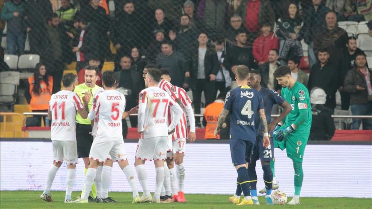 Antalyaspor golü ofsayt mı? Antalyaspor golü neden iptal edildi? Fenerbahçe- Antalyaspor maçında ne oldu?