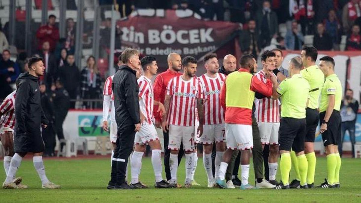 Fener maçındaki kararlar Antalyaspor'u ayağa kaldırdı! Paylaşımdaki gönderme tam bomba