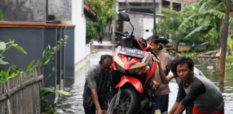 Endonezya'da Sele Kapılan Motosiklet Salla Tahliye Edildi