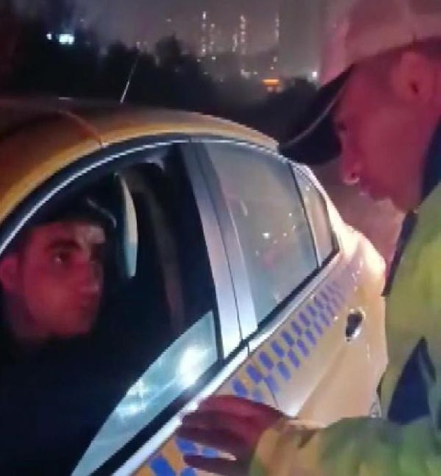 ESENYURT'TA TAKSİCİ KALDIRIMDAKİ SKUTERLİ KADINA ÇARPTI...