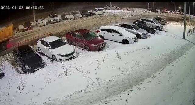 Kamyon şoförü uyuyakaldı, park halindeki araçları biçti