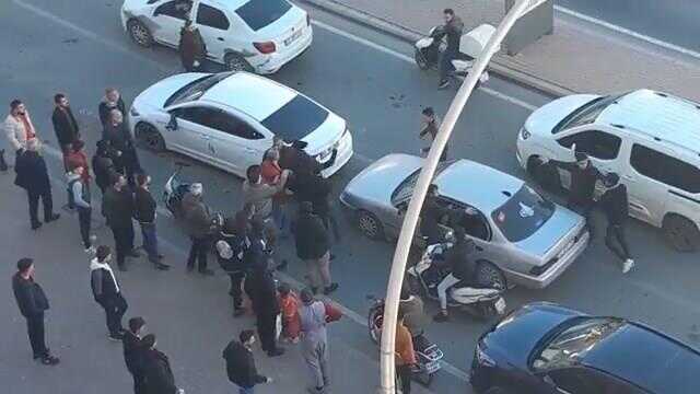 Yol verme kavgası trafiği meydan savaşına çevirdi! Tekme ve yumruklar havada uçuştu