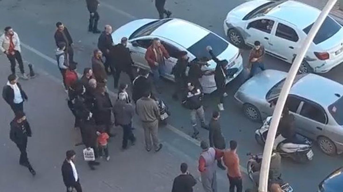 Yol verme kavgası meydan savaşına döndü! Tekme ve yumruklar havada uçuştu