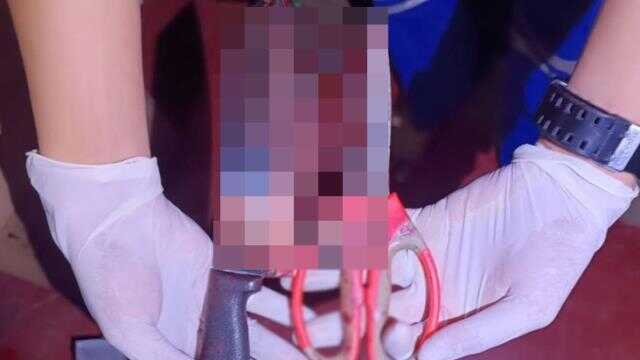 27 yaşındaki Budist rahip, herkesin önünde eline aldığı makasla cinsel organını kesti