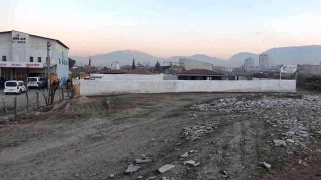 Boş arazilere bina inşa eden yaşlı kadın, senelerce kira tahsilatı yaptı! Vurgunu büyütmek isterken yalanı ortaya çıktı