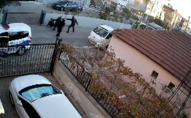 İhbara giden polislere önce taşla saldırdı, ardından yere düşen polis memurunu bıçakladı