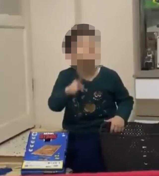 Küçük çocuğun görüntüleri sosyal medyayı ikiye böldü! Takdir eden de var 'Yanlış yönlendirilmiş' diyen de