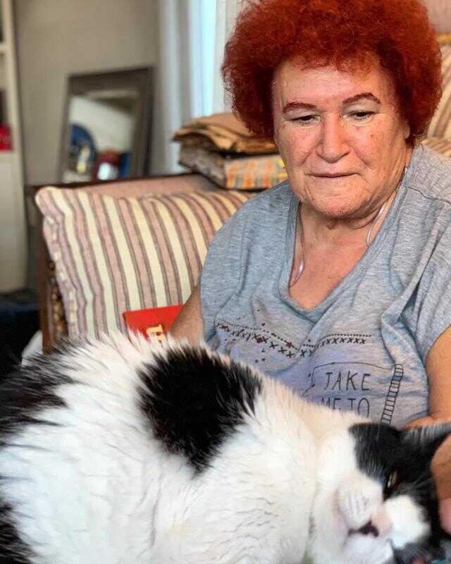 Photoshopun dozunu kaçıran Emel Müftüoğlu, Selda Bağcan'ı tanınmayacak hale getirdi Photoshopun dozunu kaçıran Emel Müftüoğlu, Selda Bağcan'ı tanınmayacak hale getirdi