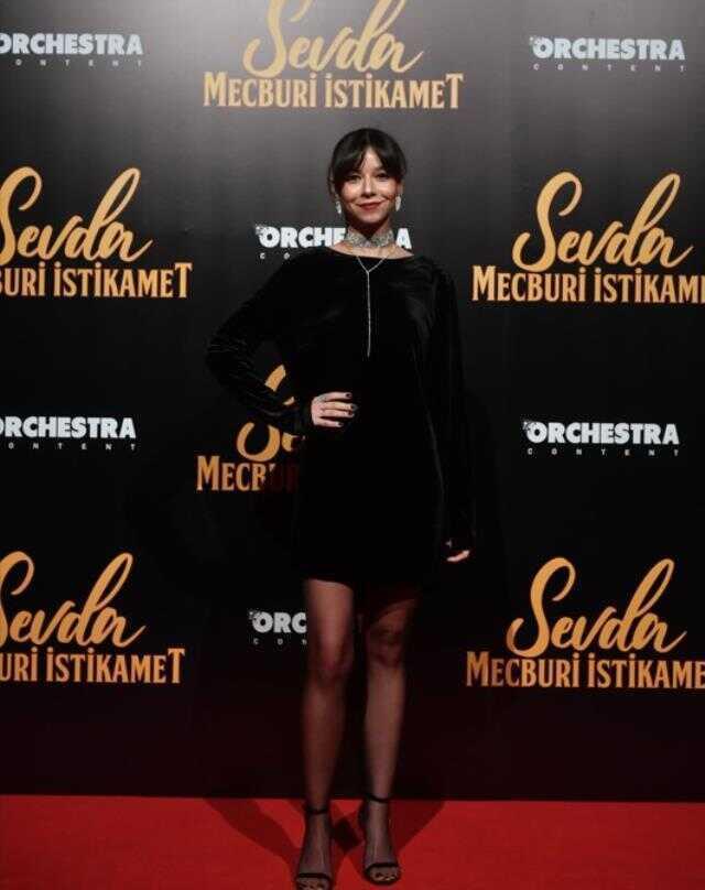 Selin Şekerci, başrol olduğu filmin galasında gözyaşlarına hakim olamadı Selin Şekerci, başrol olduğu filmin galasında gözyaşlarına hakim olamadı