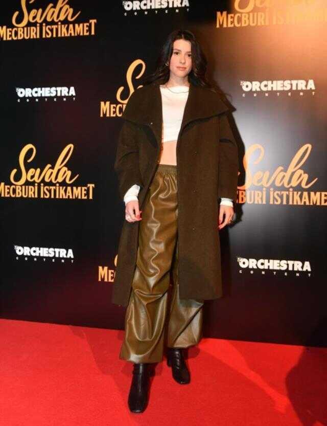 Selin Şekerci, başrol olduğu filmin galasında gözyaşlarına hakim olamadı Selin Şekerci, başrol olduğu filmin galasında gözyaşlarına hakim olamadı