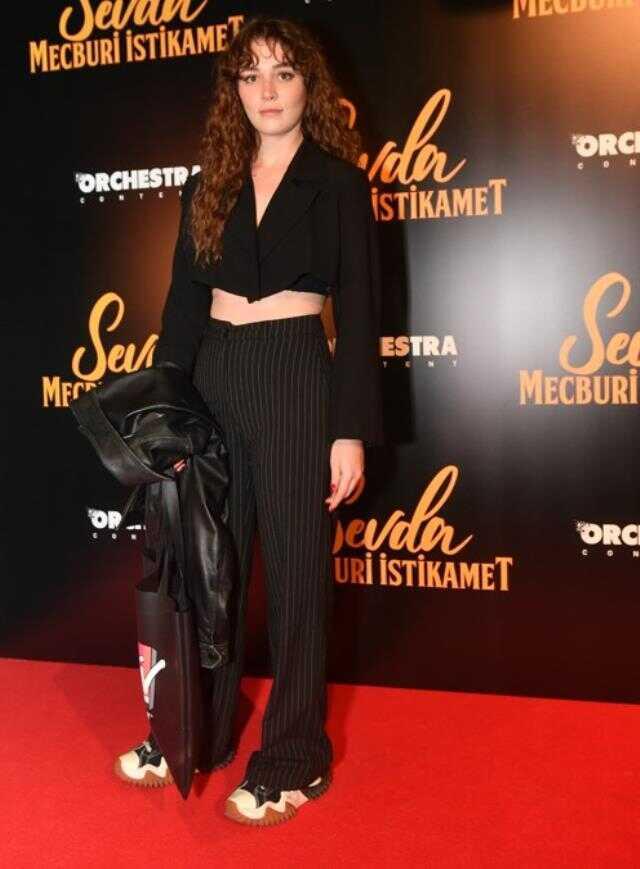 Selin Şekerci, başrol olduğu filmin galasında gözyaşlarına hakim olamadı Selin Şekerci, başrol olduğu filmin galasında gözyaşlarına hakim olamadı