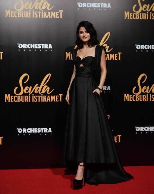 Selin Şekerci, başrol olduğu filmin galasında gözyaşlarına hakim olamadı Selin Şekerci, başrol olduğu filmin galasında gözyaşlarına hakim olamadı