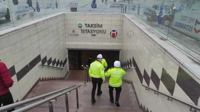 Taksim metrosunda bir kişi raylara düştü! Sarhoş olduğu için dengesini kaybetmiş