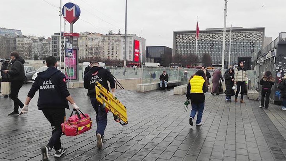 Taksim metrosunda hareketli dakikalar! Bir kişi raylara düştü, ekipler saniyelerle yarıştı