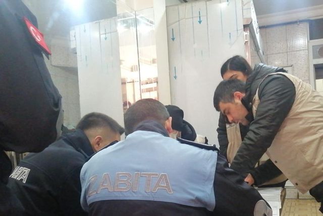 Tekirdağ'da vitrinindeki yiyeceklerin üzerinde fare gezen iş yerine para cezası verildi Tekirdağ'da vitrinindeki yiyeceklerin üzerinde fare gezen iş yerine para cezası verildi