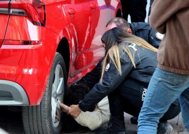 Adana'da bir garip olay! 23 yaşındaki genç kız 2 saat boyunca arabanın altından çıkmadı
