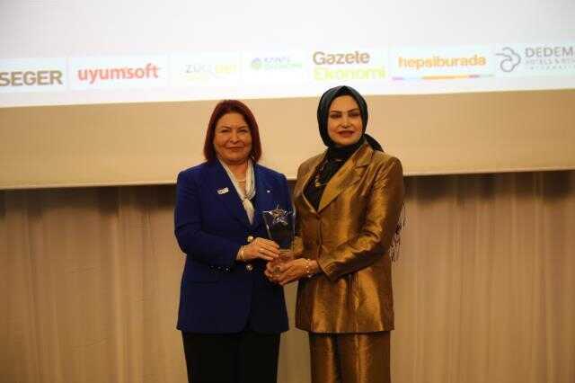 Cumhuriyet'in 100. yılında başarılı kadınlar ödüllendirildi Cumhuriyet'in 100. yılında başarılı kadınlar ödüllendirildi
