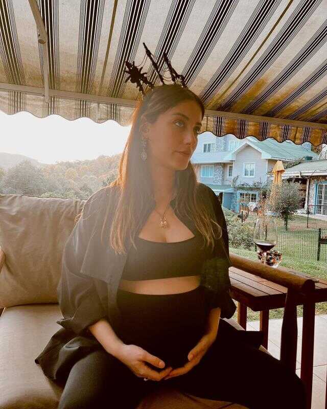İkinci kez hamilelik heyecanı yaşayan Hazal Kaya, karnı burnunda pozlarını paylaştı
