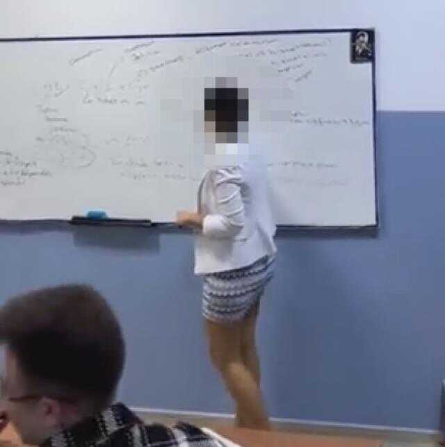 Mini etekli ders anlatan öğretmen sosyal medyada tartışma yarattı
