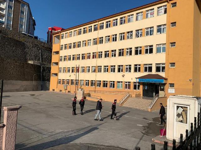 Okulda annesini öldürüp, sevgilisini ise yaralayan 17 yaşındaki çocuk ifade verdi: Başkasıyla olduğunu öğrenince çok sinirlendim