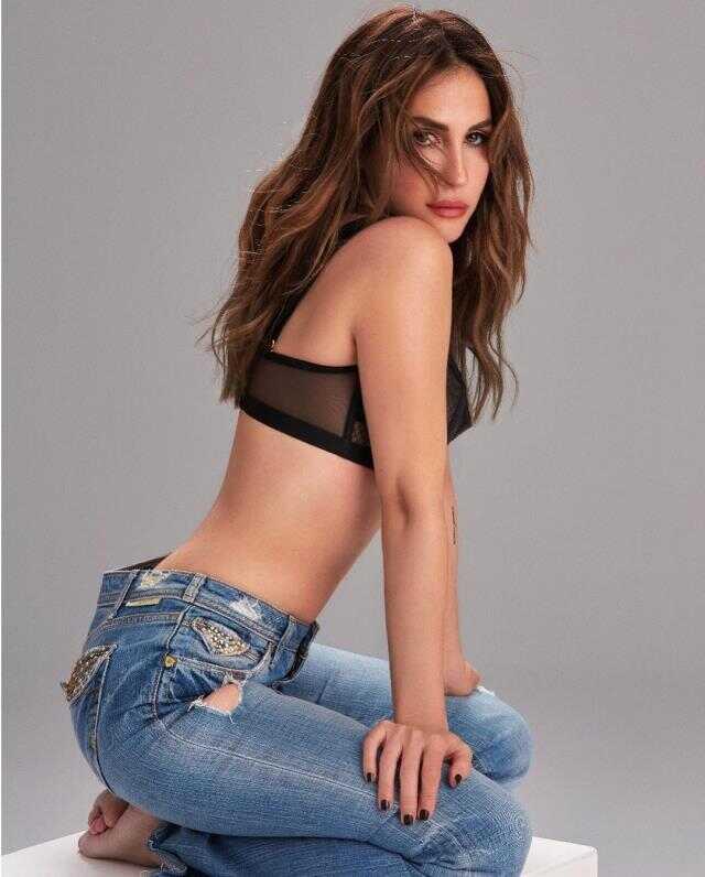 Sahnede sigara içen Aynur Aydın'a tepkiler çığ gibi: Eline ne geçti? Sahnede sigara içen Aynur Aydın'a tepkiler çığ gibi: Eline ne geçti?