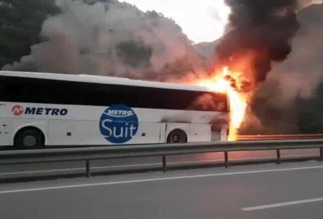 Antalya'da seyir halindeki yolcu otobüsü alev alev yandı! O anlar kamerada
