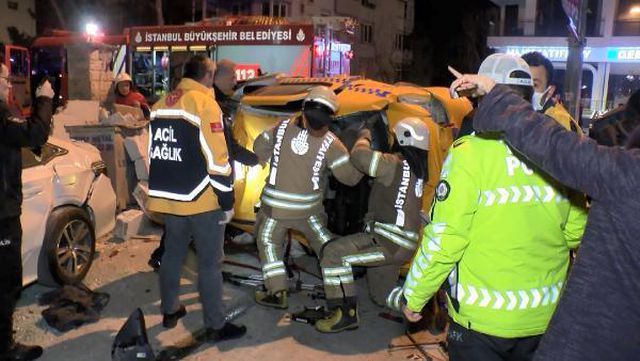 Aydınlanma direğine çarpan taksi takla attı! Yaralılar var
