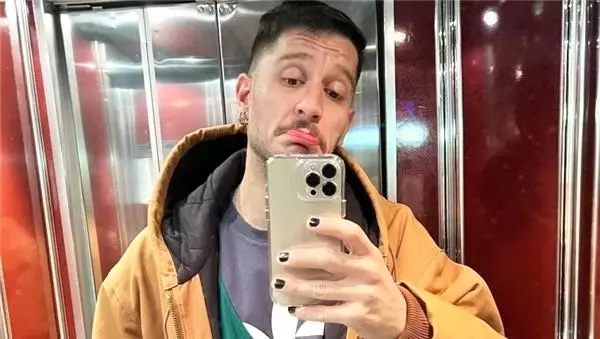 Modaya uyan Kenan Doğulu da oje sürdü