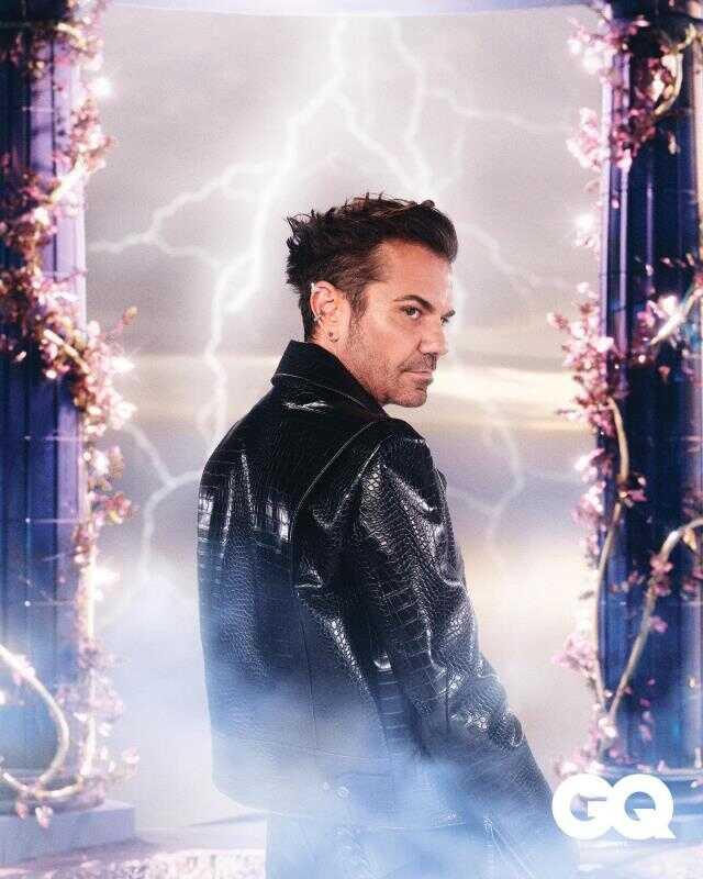 Modaya uyan Kenan Doğulu da oje sürdü