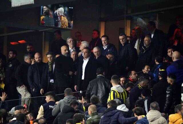 Ali Koç, derbi mağlubiyeti sonrası tribünde gördüklerine inanamadı! Herkes yüzünü protokole döndü