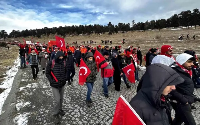 Binlerce kişi eksi 12 derecede 90 bin Sarıkamış şehidi için yürüdü