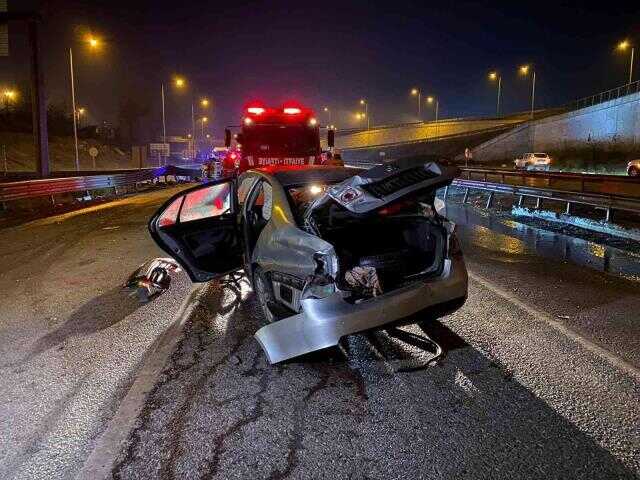 Çekmeköy'de bariyerlere çarpan aracın motoru yola fırladı: 3 ağır yaralı