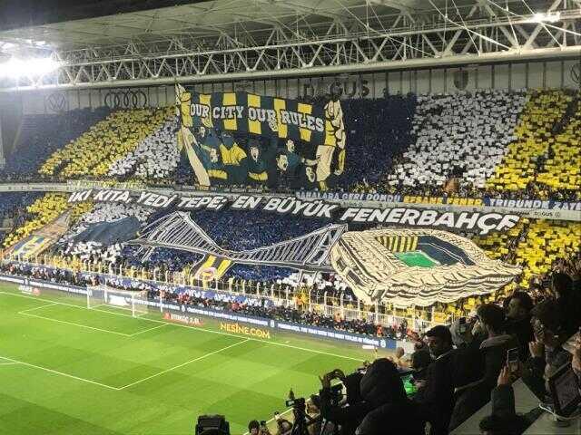 Fenerbahçe'den derbide koreografi şov! İşte 3 tribünde yer alan çarpıcı pankartlar
