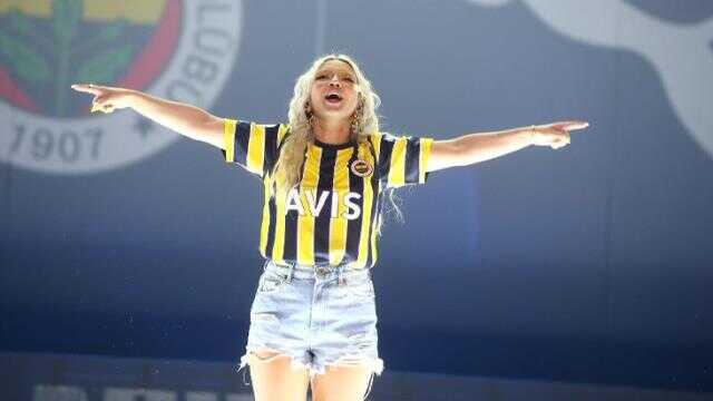 Ünlü şarkıcı Ece Seçkin'in derbi paylaşımı sosyal medyayı salladı: Duramıyorum yerimde