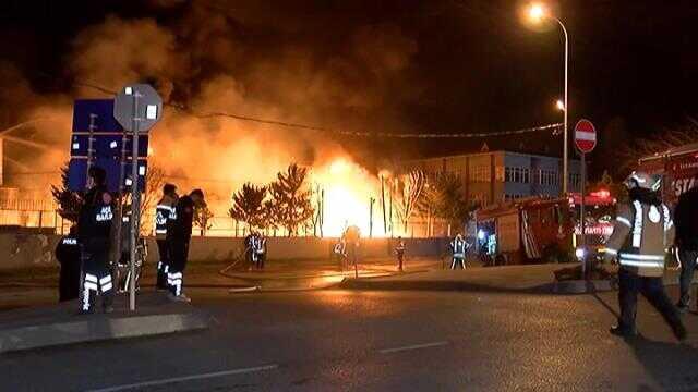 Arnavutköy'de 10 bin metrekarelik fabrika kül oldu Arnavutköy'de 10 bin metrekarelik fabrika kül oldu