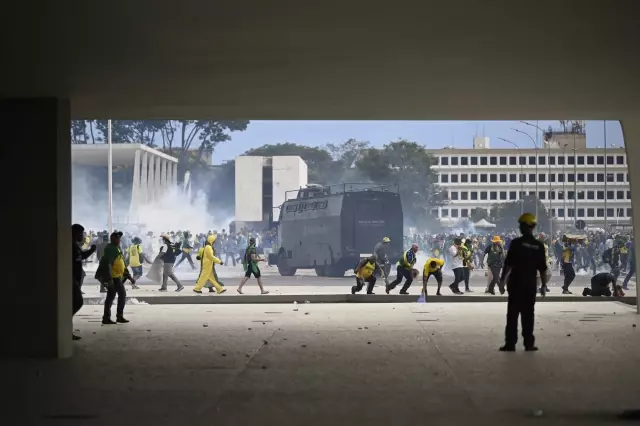 Brezilya'da, göstericilerin bastığı Kongre ve Devlet Başkanlığında kontrol sağlandı Brezilya'da, göstericilerin bastığı Kongre ve Devlet Başkanlığında kontrol sağlandı