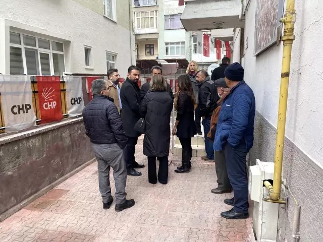 CHP'de olaylı seçim: Parti üyeleri yeni seçilen başkanı istifaya davet etti CHP'de olaylı seçim: Parti üyeleri yeni seçilen başkanı istifaya davet etti