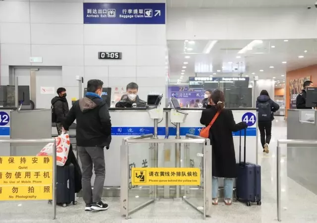 Çin'in Kovid-19 Stratejisini Optimize Etmesinden Sonra Shanghai Pudong Uluslararası Havalimanı'na Bir Bakış