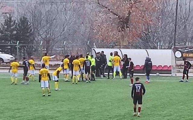 Çorum'da akıllara durgunluk veren olay! Oyundan alınan futbolcu elinde bıçakla sahaya geri döndü
