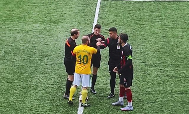Çorum'da akıllara durgunluk veren olay! Oyundan alınan futbolcu elinde bıçakla sahaya geri döndü
