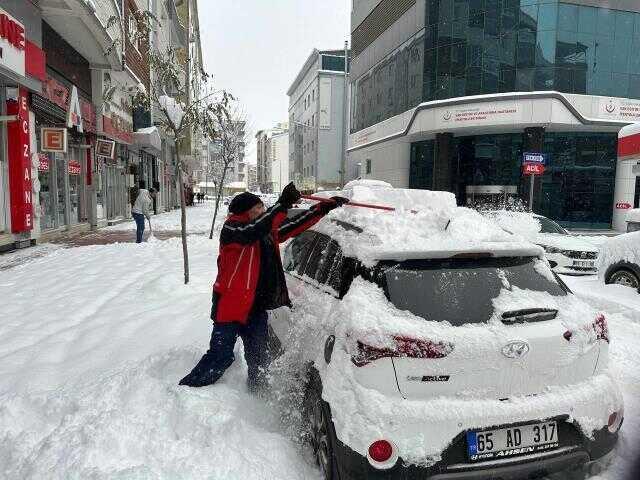Kar kalınlığının 45 santimetreye ulaştığı Van'da hayat durma noktasına geldi! Yollar kapandı, uçaklar rötar yaptı