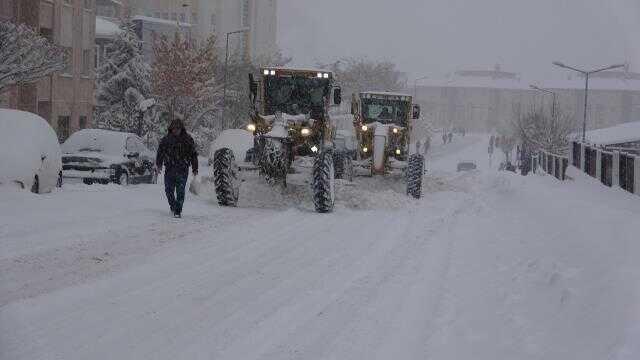 Kar kalınlığının 45 santimetreye ulaştığı Van'da hayat durma noktasına geldi! Yollar kapandı, uçaklar rötar yaptı