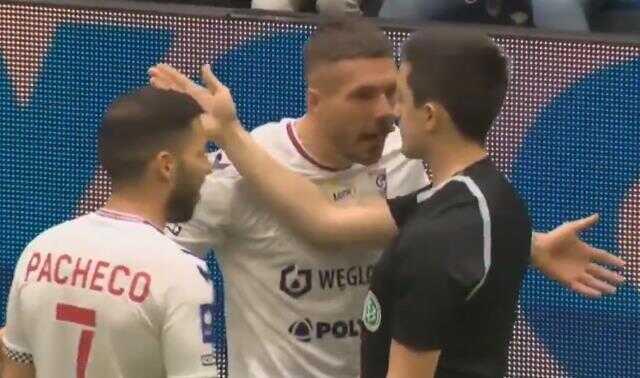 Yardım maçında bu yapılır mı Podolski! Hakeme hareketine tepkiler çığ gibi Yardım maçında bu yapılır mı Podolski! Hakeme hareketine tepkiler çığ gibi