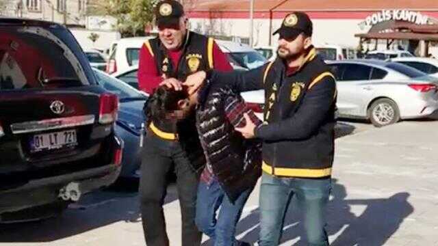 İnternette 'eşcinsel arkadaşlık' sitesinden tanıştığı şahsı bıçaklayıp 500 euro'sunu gasp etti İnternette 'eşcinsel arkadaşlık' sitesinden tanıştığı şahsı bıçaklayıp 500 euro'sunu gasp etti