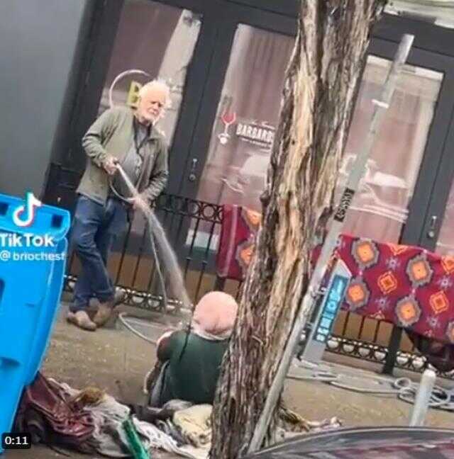 Restoran sahibinin kaldırımda yatan evsize yaptığı hareket yürekleri sızlattı Restoran sahibinin kaldırımda yatan evsize yaptığı hareket yürekleri sızlattı