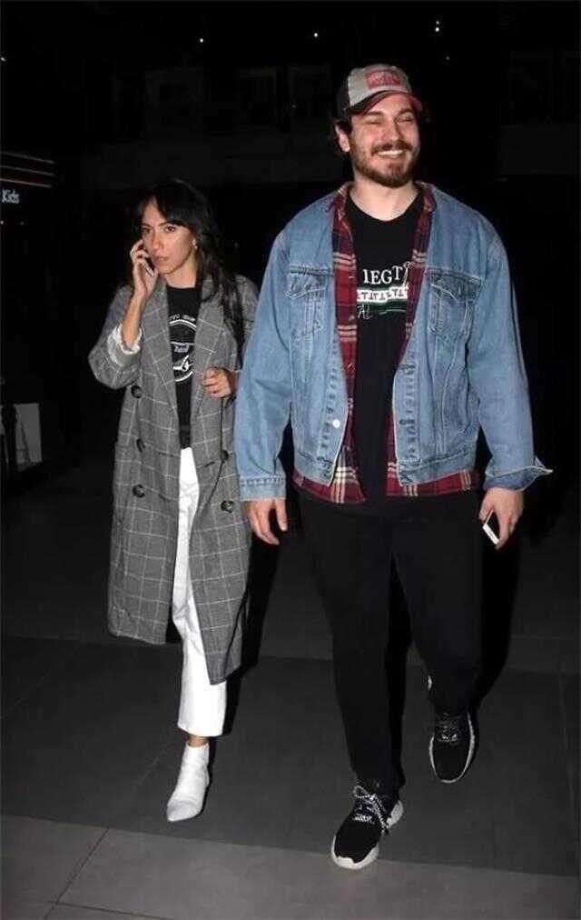 Çağatay Ulusoy ile Duygu Sarışın Ayrıldı! Ulusoy, Ayrılık Sonrası Ünlü Oyuncuyla Sarmaş Dolaş Eğlendi Çağatay Ulusoy ile Duygu Sarışın Ayrıldı! Ulusoy, Ayrılık Sonrası Ünlü Oyuncuyla Sarmaş Dolaş Eğlendi