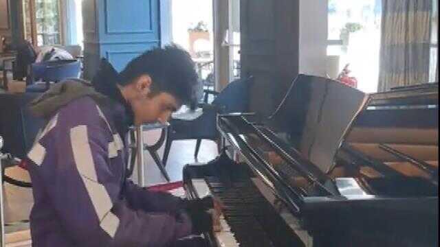 (ek bilgiyle) - Sosyal medyada gündem olan piyanist kurye: Kendi kendime çalmayı öğrendim (ek bilgiyle) - Sosyal medyada gündem olan piyanist kurye: Kendi kendime çalmayı öğrendim